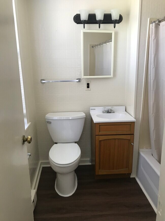 Bath rm - 156 Buffalo Ave