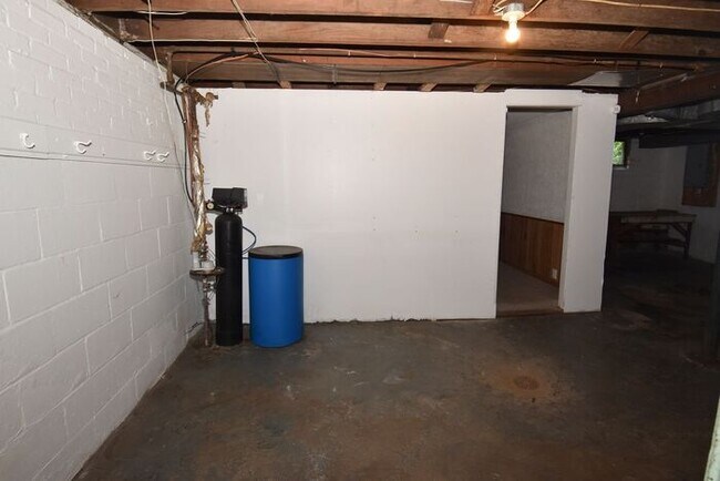 Building Photo - 3 bedroom 1.5 bath home next to IUSB.