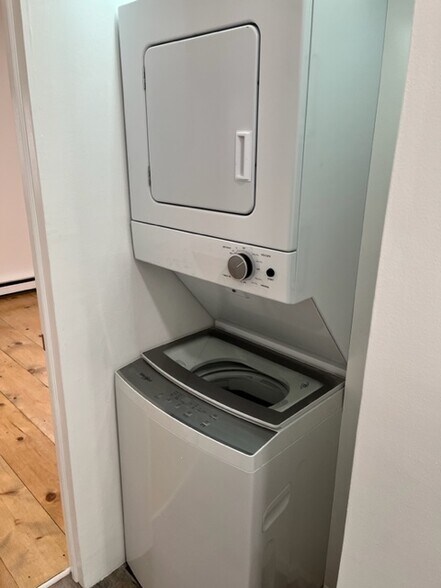 Washer/Dryer in Apt - 303 Hudson Ave
