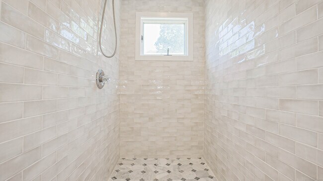 Building Photo - 25 Oakleaf Dr