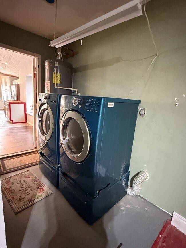 Building Photo - 306 Flora Vista Dr