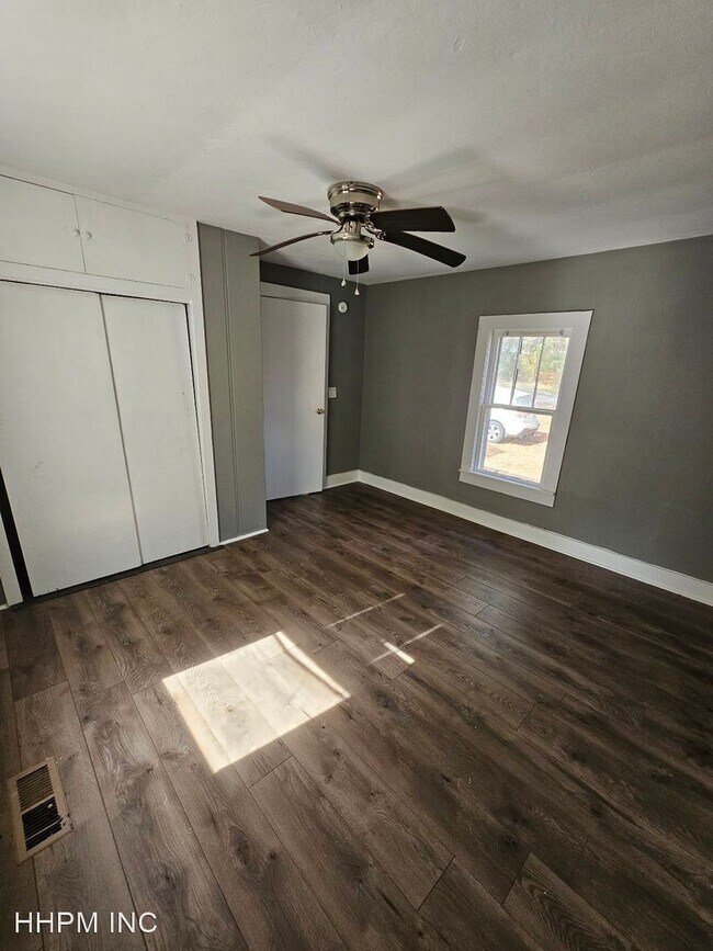 Building Photo - 3 br, 1 bath House - 211 West Rasch Road