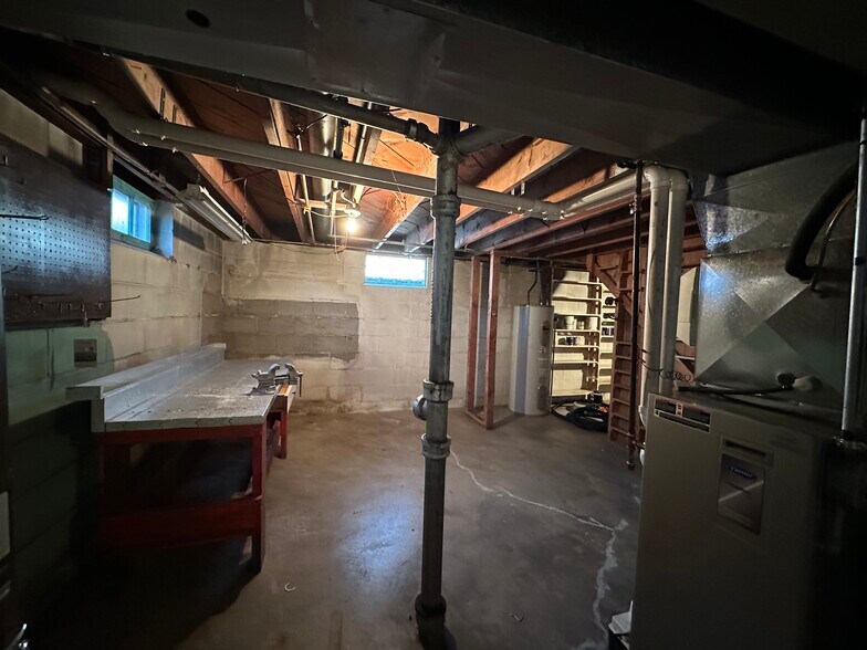 Building Photo - 802 Carrington Ave