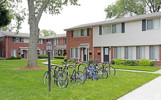 Building Photo - Pinewood Court Condominiums