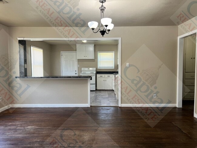 Building Photo - Spacious 3 Bedroom