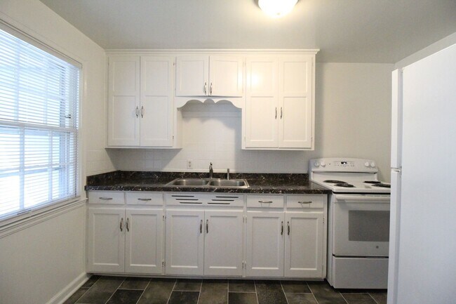 Building Photo - 4420 S Parkway Dr