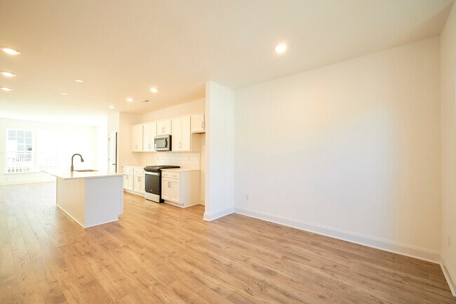 Building Photo - 13868 Randolph Pond Ln