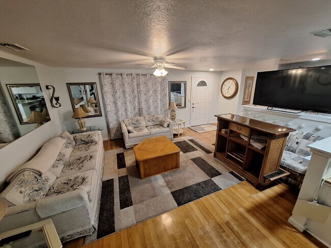 Building Photo - Gulf Access Home on Canal Available Now