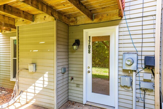 Building Photo - 1708 Ithaca Ln