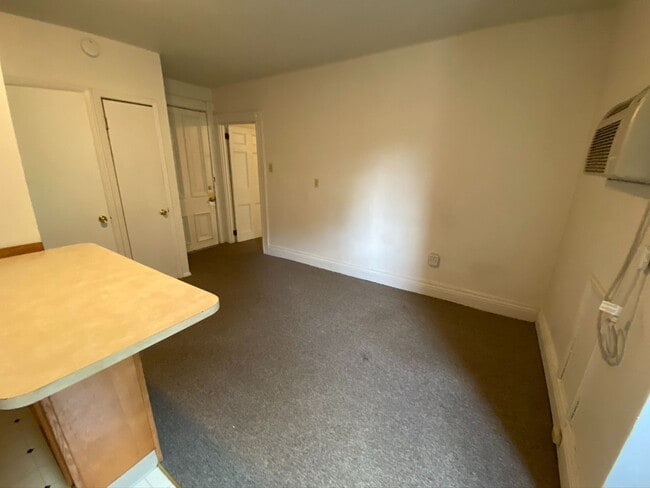Building Photo - Spacious 1 Bedroom Apartment in South Oakland! Call Today to Schedule an Appointment!