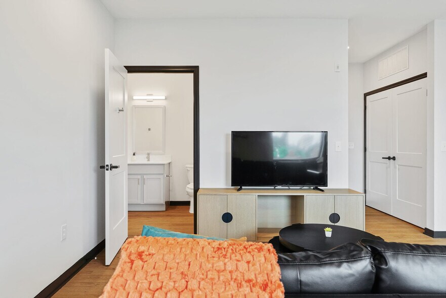 Building Photo - 423 E Michigan St