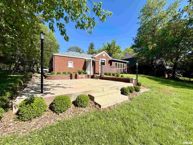 Building Photo - 136 E Hazel Dell Ln