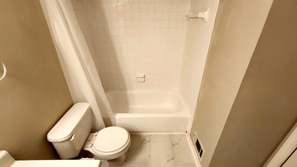 Guest Bathroom - 2409 Farmstead Cir