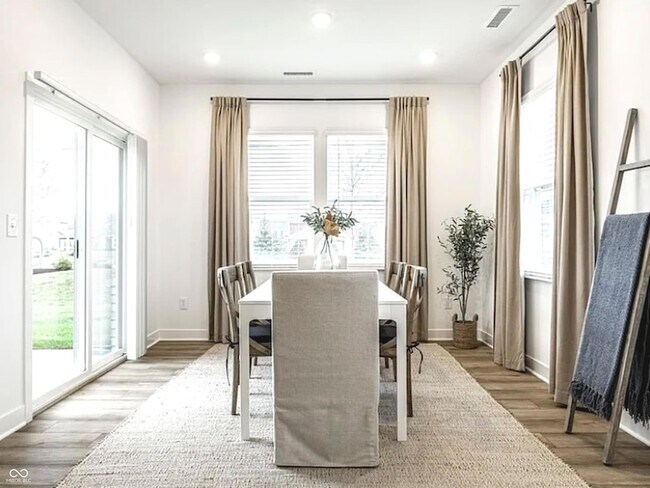 Building Photo - 6685 Hawthorne Dr