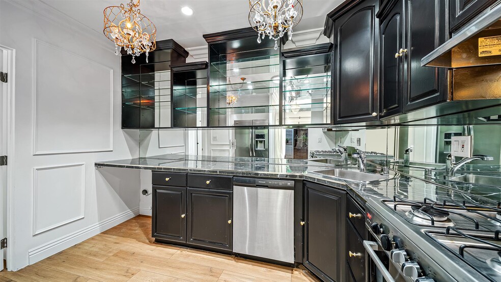 Kitchen - 607 N Windsor Blvd