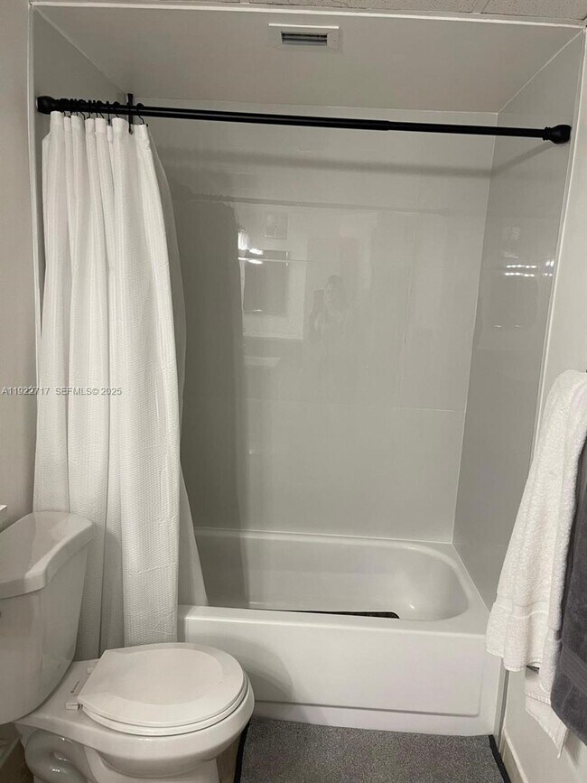 Building Photo - 8290 Lake Dr