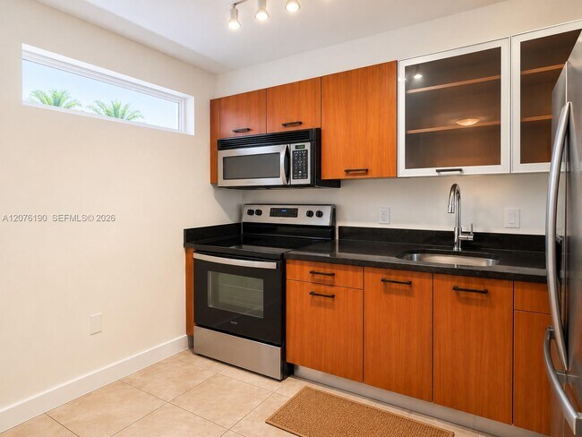 Building Photo - 650 NE 64th St