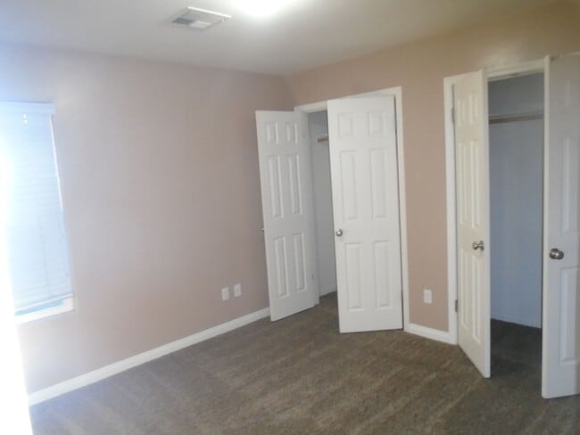 Building Photo - NOR - Away from the hustle and bustle but not far from Freeway 99.