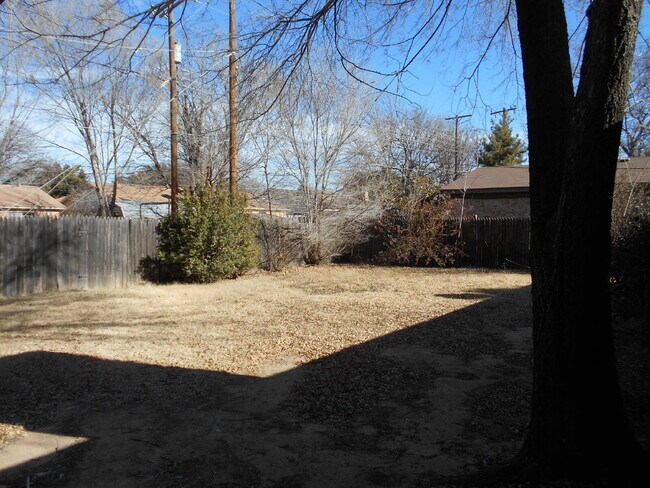 Building Photo - Spacious Home