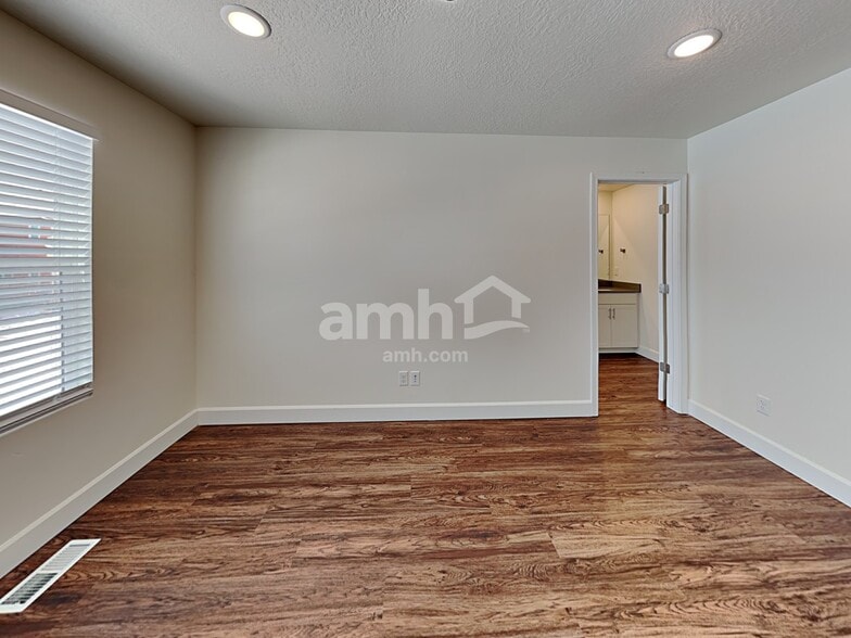 Building Photo - 6047 W Arranmore Dr