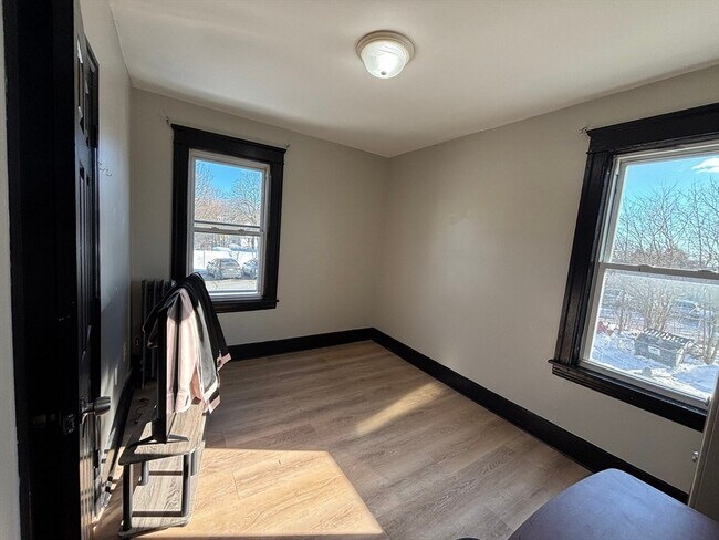 Building Photo - 26 Catharine St