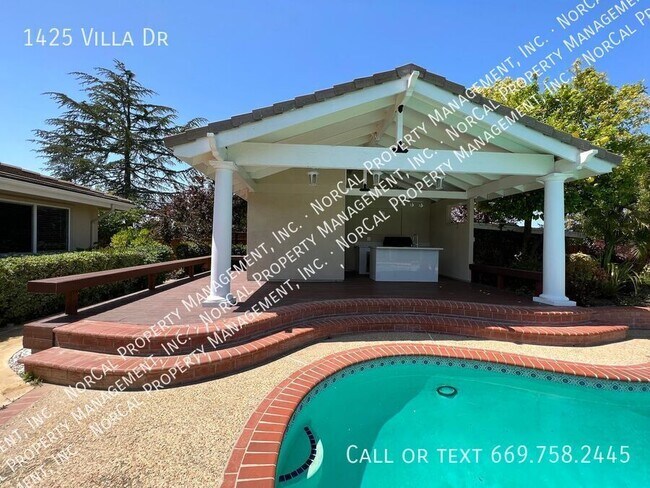Building Photo - 1425 Villa Dr