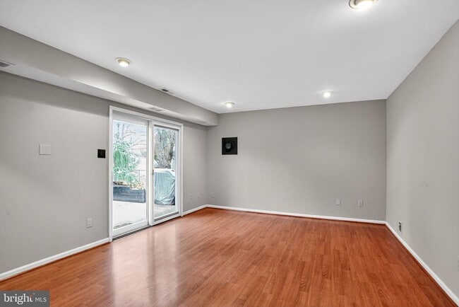 Building Photo - 11 Grant Dr