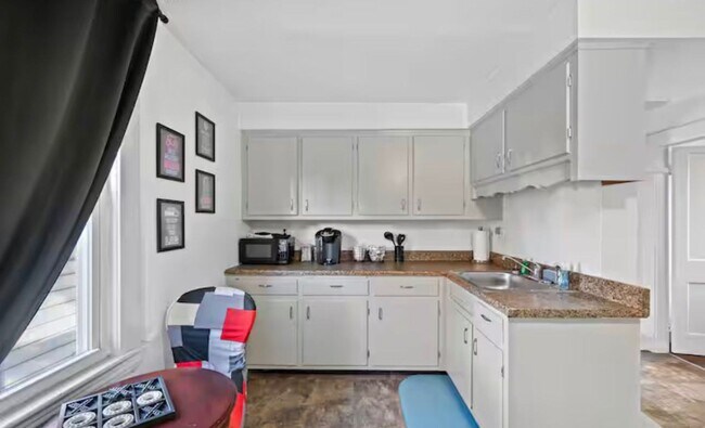 Building Photo - 9519 Preston Ave