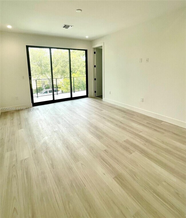 Building Photo - 602 SW 7th Ave