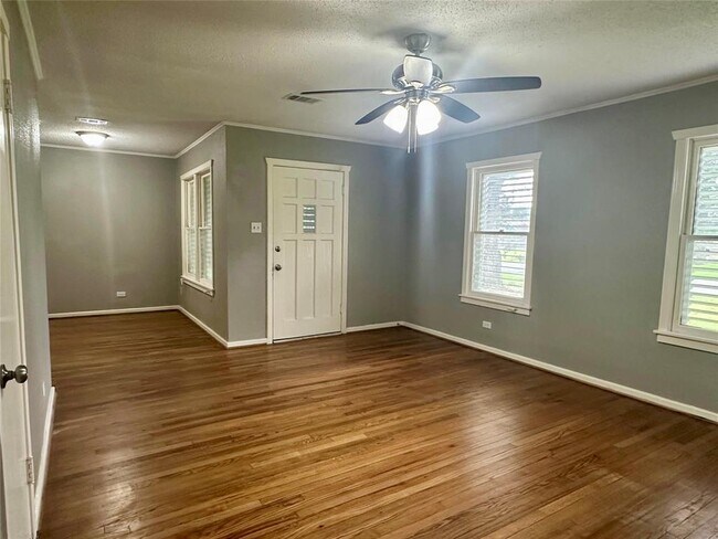 Building Photo - 2303 Oaklawn Dr