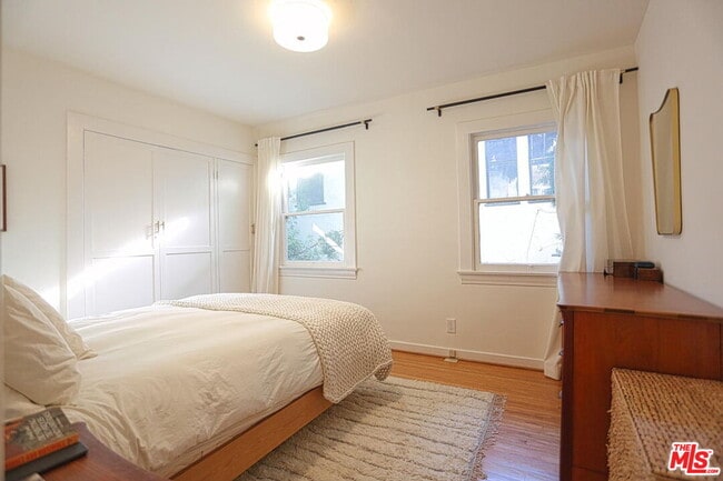 Building Photo - 2256 Silver Ridge Ave