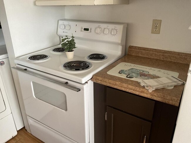 Building Photo - 1120 Briar Manor