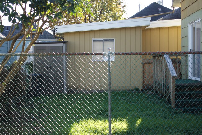 Building Photo - 911 Soule Ave