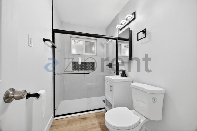 Building Photo - 415 E 26th St