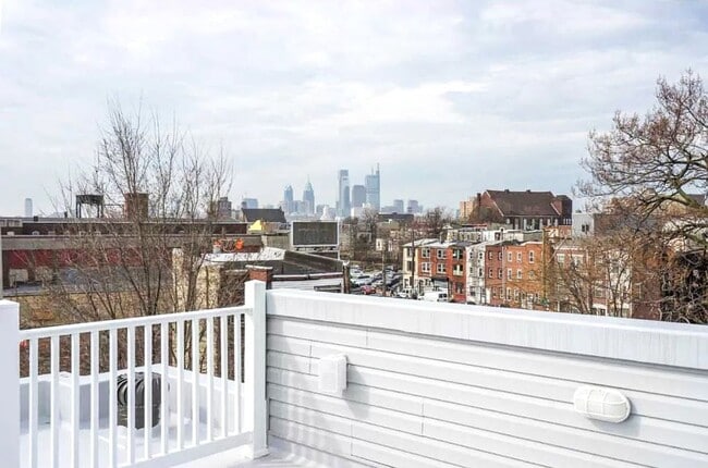Building Photo - Gorgeous 3-Bedroom Townhome with Finished Basement and Rooftop Deck! Available mid-June!