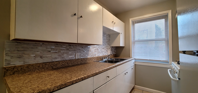 Building Photo - Beautiful studio Apartment Close to Wright...
