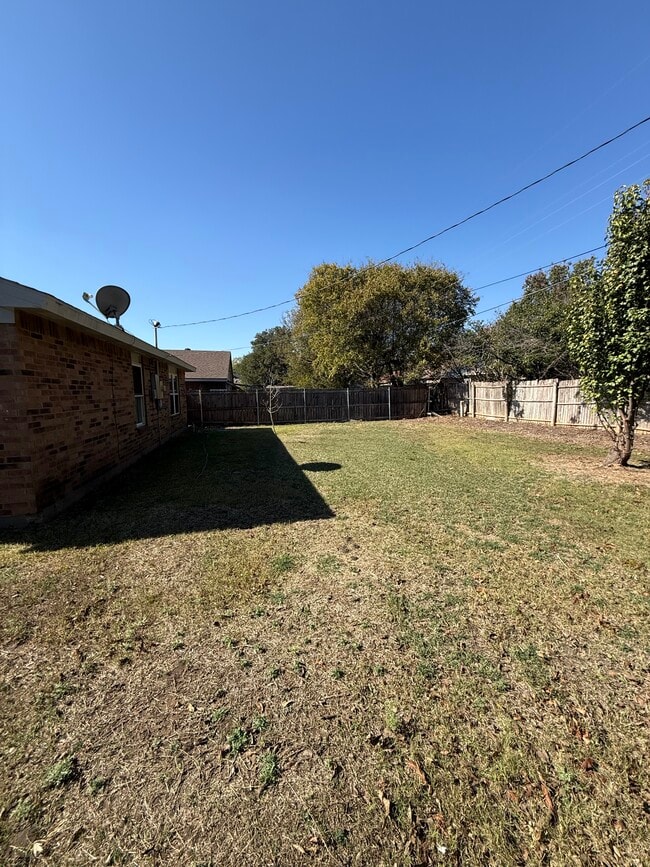 Building Photo - 125 London Ln