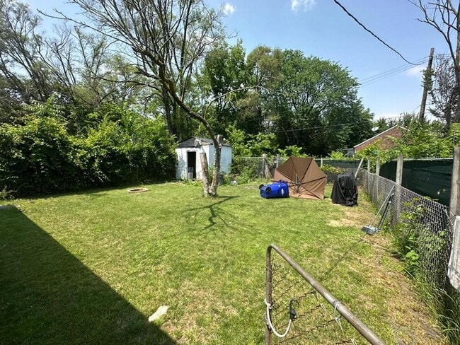 Building Photo - Now available: 3 bedroom accepts section 8