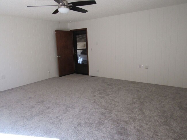 Building Photo - 2 Bedrooms plus 2 non confirming bedrooms in the basement close to light rail