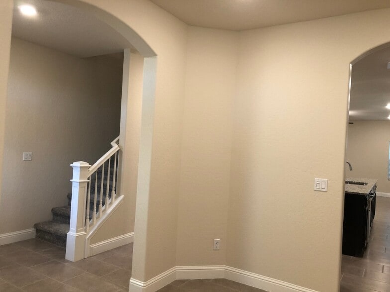 Building Photo - 2047 W Sunnyview Ave