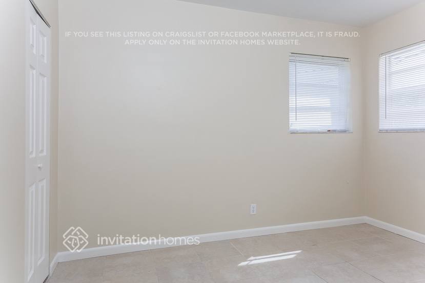 Building Photo - 883 W Country Club Cir