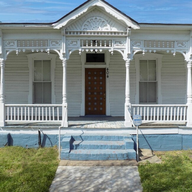 Building Photo - 404 S Lasalle St