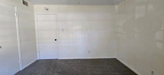 Building Photo - Available- Charming 2-Bedroom Home in Longview