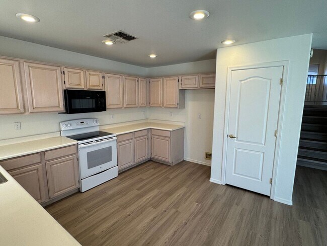 Building Photo - Chandler Home 3 bed - 2 1/2 bath with Loft...