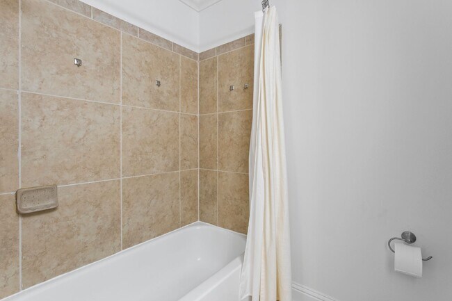 Building Photo - Oak Cove Condo