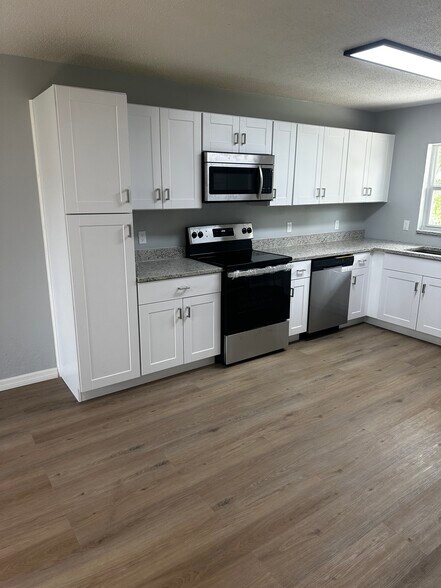 Building Photo - 2330 Fern Palm Drive
