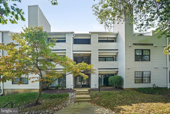 Building Photo - 1605 Carriage House Terrace