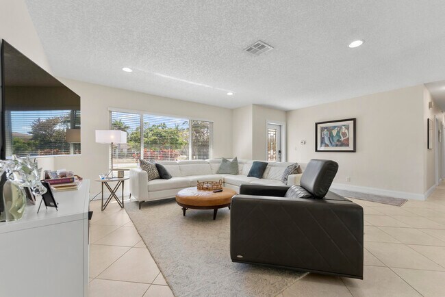 Building Photo - 401 NE 10th Terrace