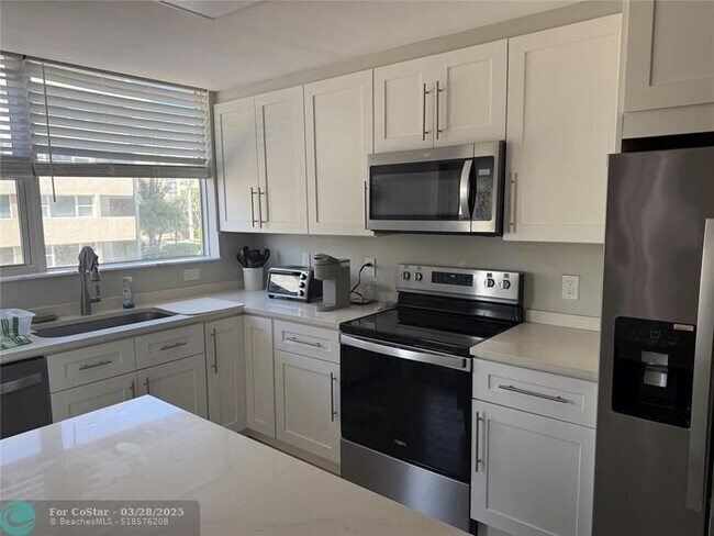 Building Photo - 1236 Hillsboro Mile