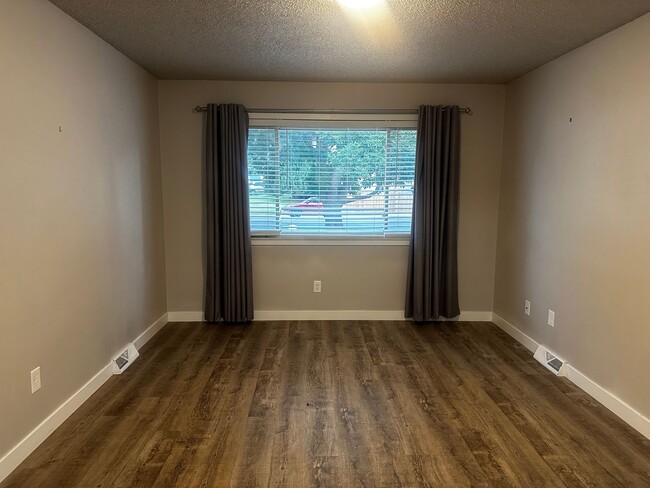 Building Photo - Stunning 3 bedroom AVAILABLE NOW!
